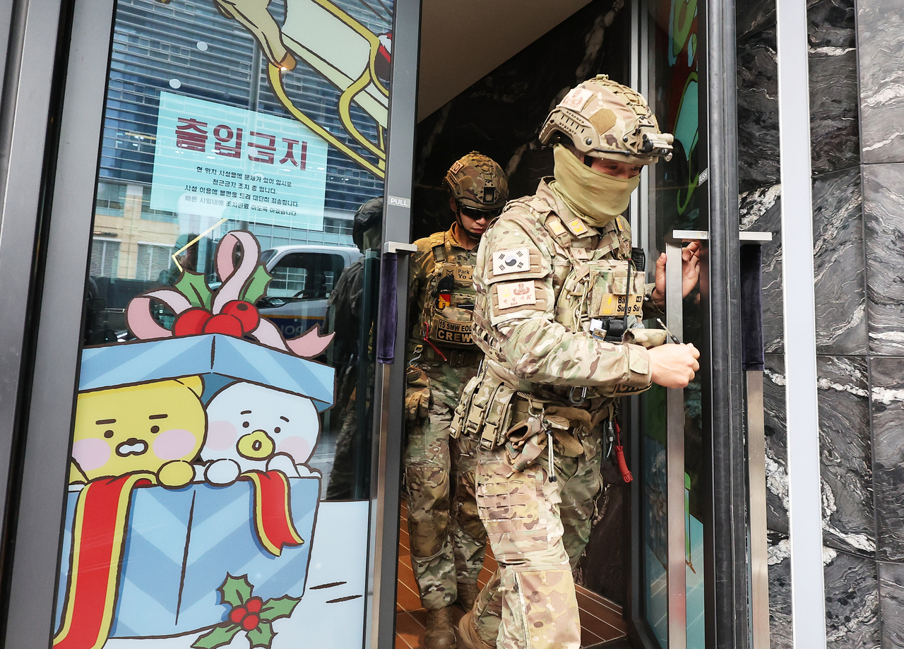 Police and military officials search the Kakao headquarters in Seongnam, Gyeonggi Province, on Monday, following a bomb threat made earlier that day. (Yonhap)