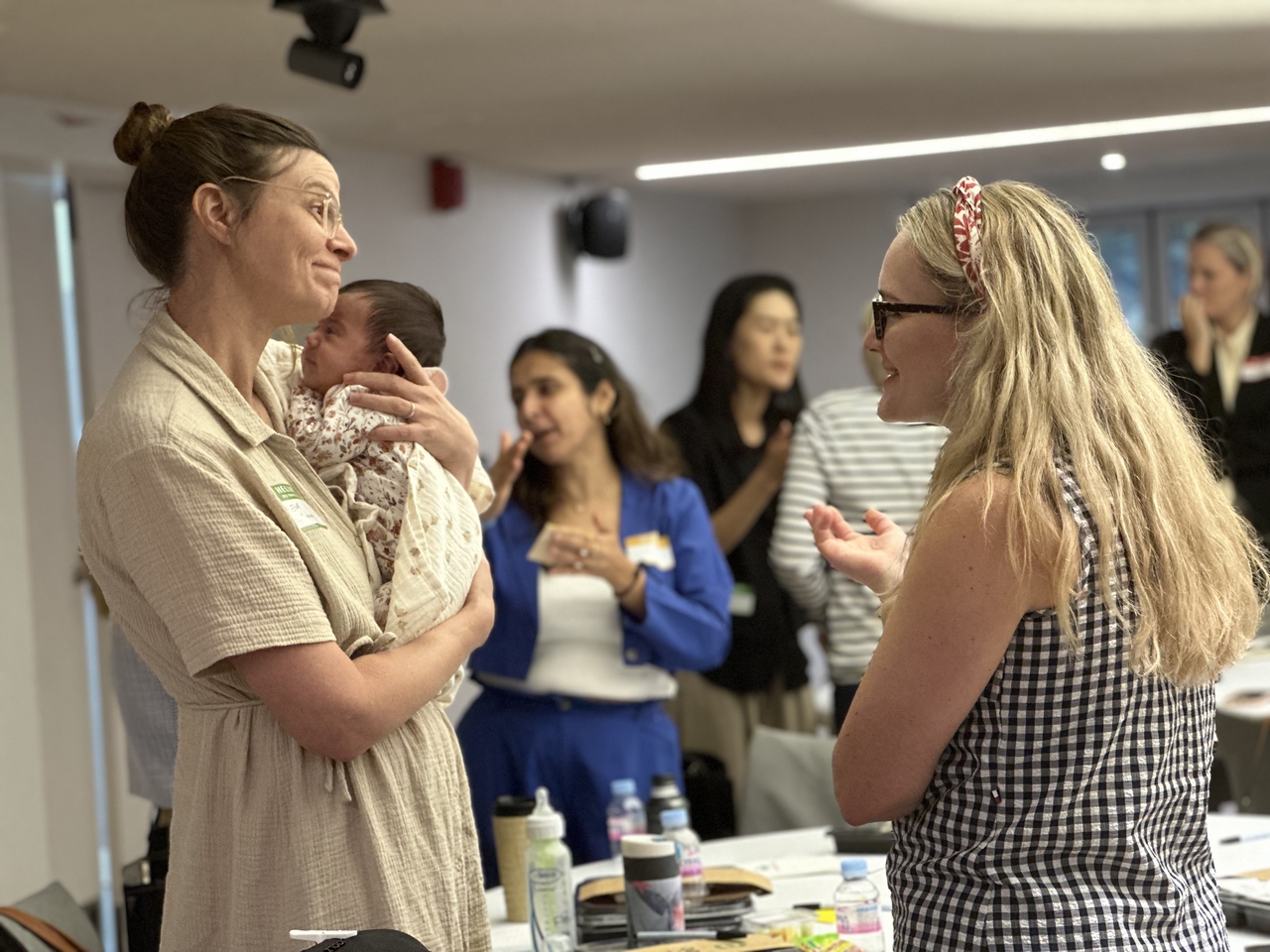 Attendees of a women's empowerment lecture, hosted by the Gallery at the British Embassy in South Korea in Jongno, Seoul, mingle on Sept. 23. (Choi Jeong-yoon/The Korea Herald)