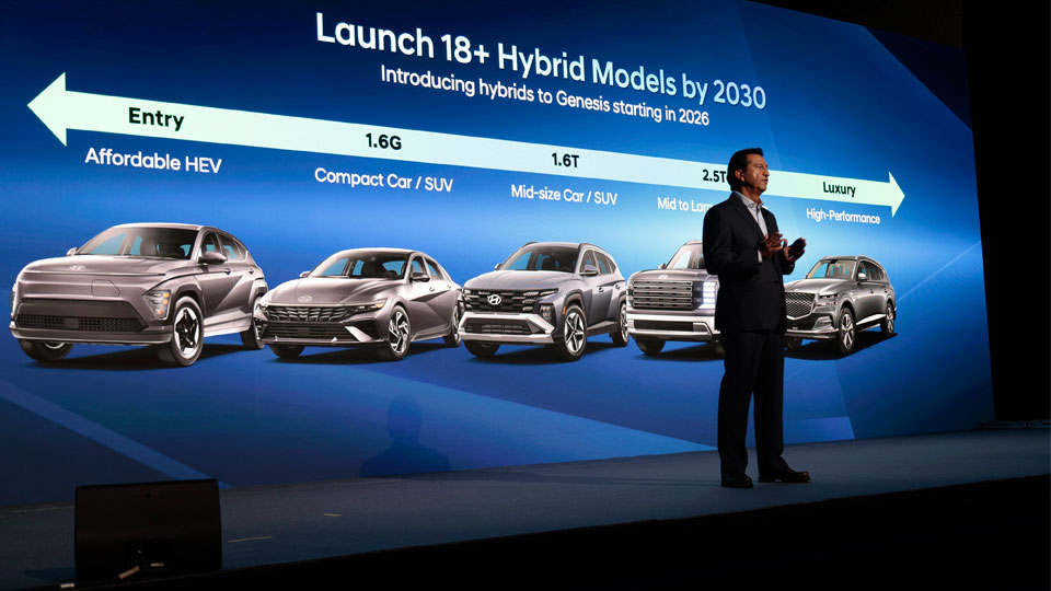 Hyundai Motor Company CEO Jose Munoz unveils the carmaker's hybrid strategy at the CEO Investor Day event in New York on Sep. 18. (Hyundai Motor Group)
