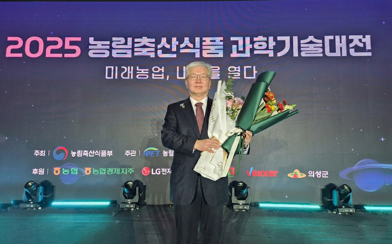 지난 10~11일 서울 양재동 aT센터에서 열린 농림축산식품부 주최 ‘제28회 과학기술대전’에서 최인호 영남대 의생명공학과 교수가 ‘국무총리 표창’을 수상했다.[영남대 제공]