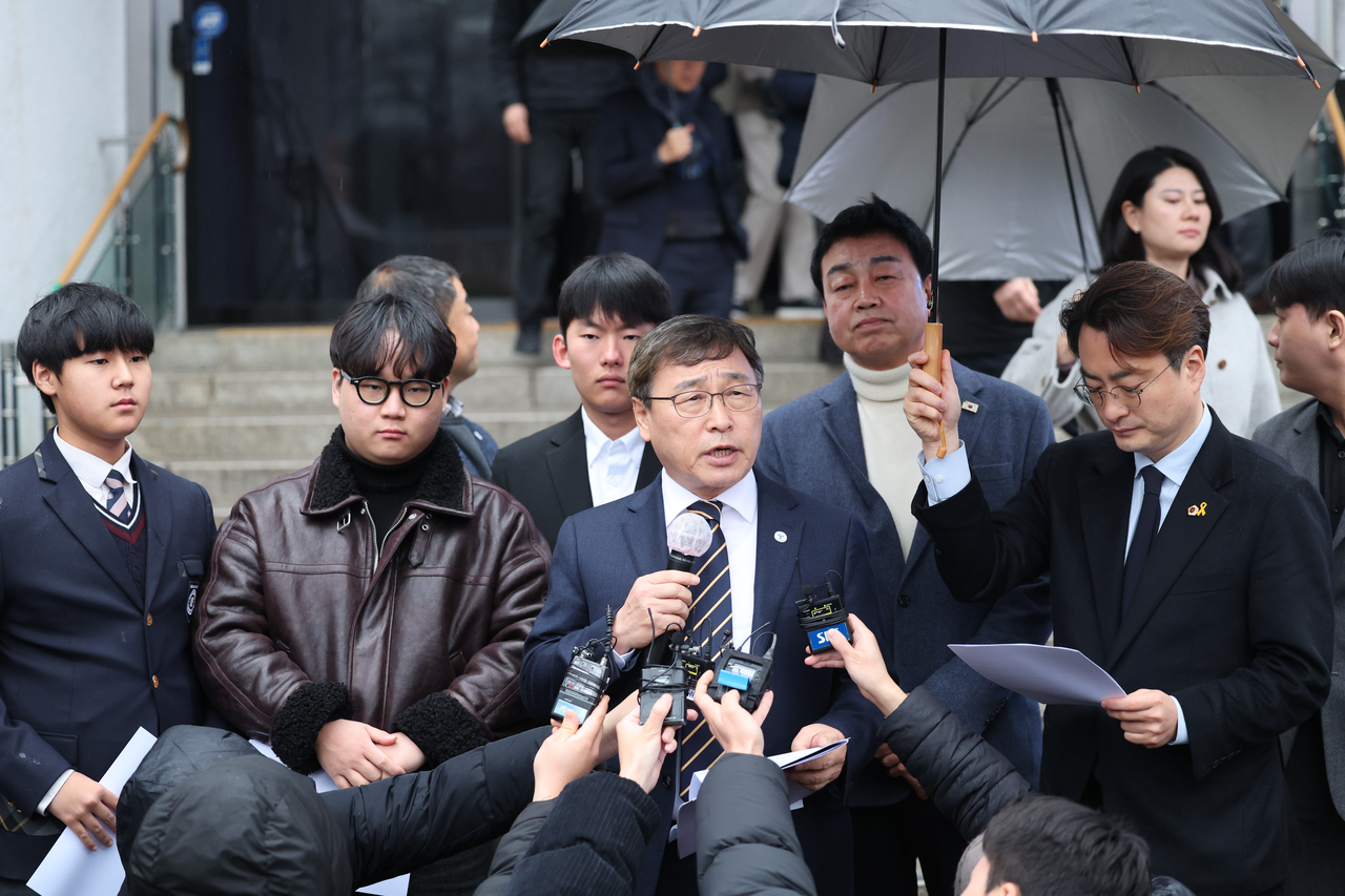 Seoul Superintendent of Education Jung Geun-sik (center) speaks to reporters Tuesday in front of the Seoul Metropolitan Education Office after the Seoul Metropolitan Council voted to abolish the Student Human Rights Ordinance. (Seoul Metropolitan Education Office)