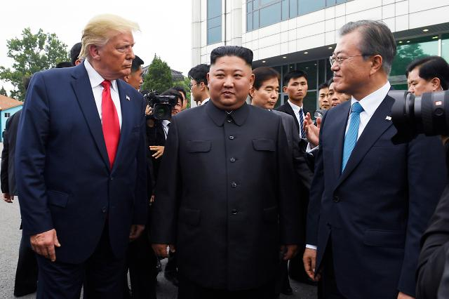 This photo shows North Korean leader Kim Jong-un (M) meeting with U.S. President Donald Trump (L) and South Korean President Moon Jae-in (R) at the inter-Korean border village of Panmunjom on June 30, 2019. (Herald)