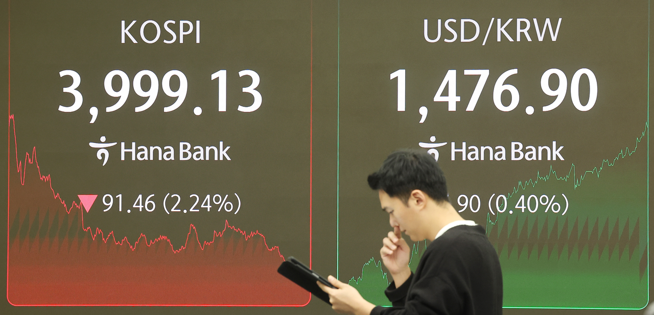 An electronic board showing the Korea Composite Stock Price Index at a dealing room of the Hana Bank headquarters in Seoul on Tuesday. (Yonhap)