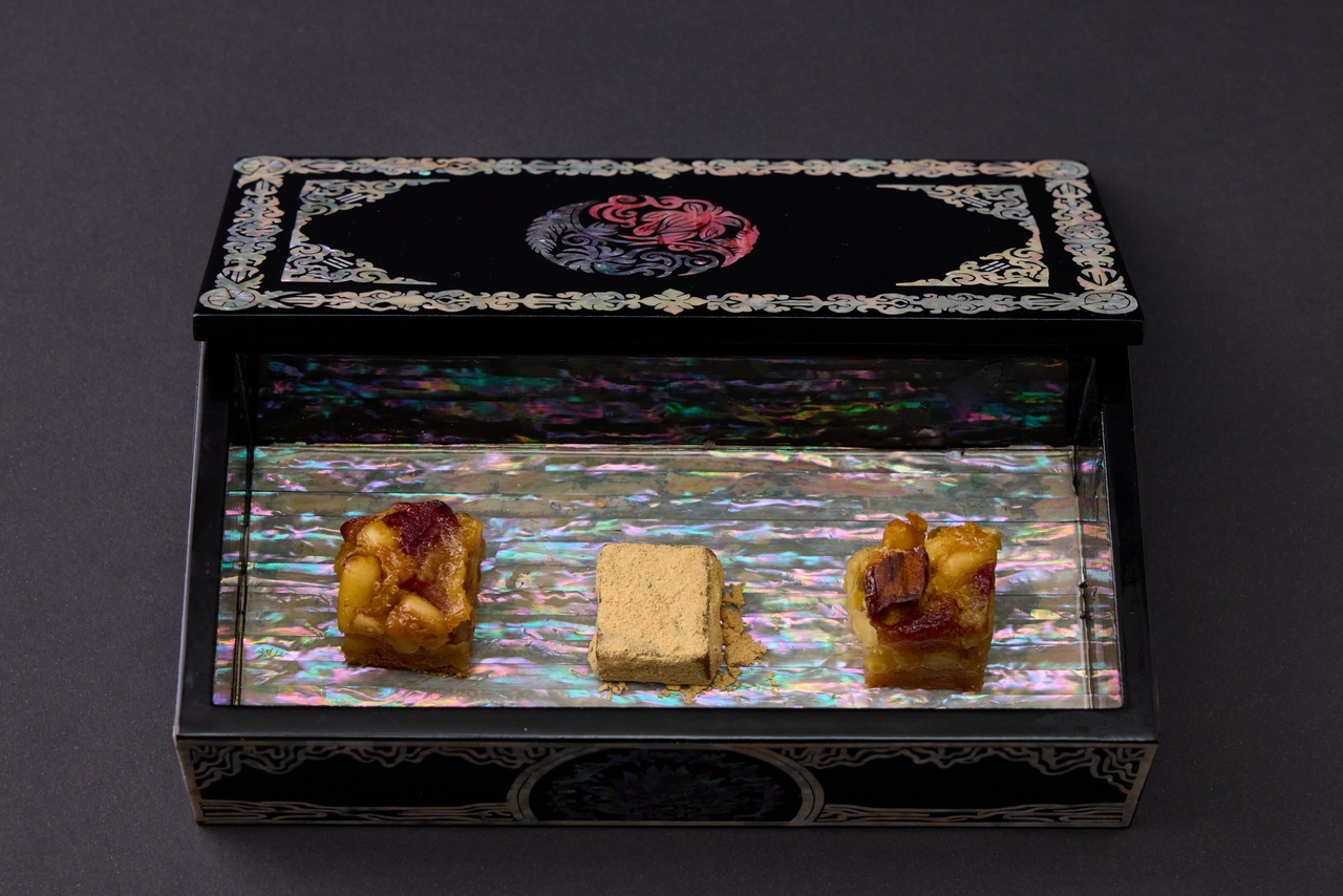 Bite-size desserts served in mother-of-pearl box (Presidential Office)