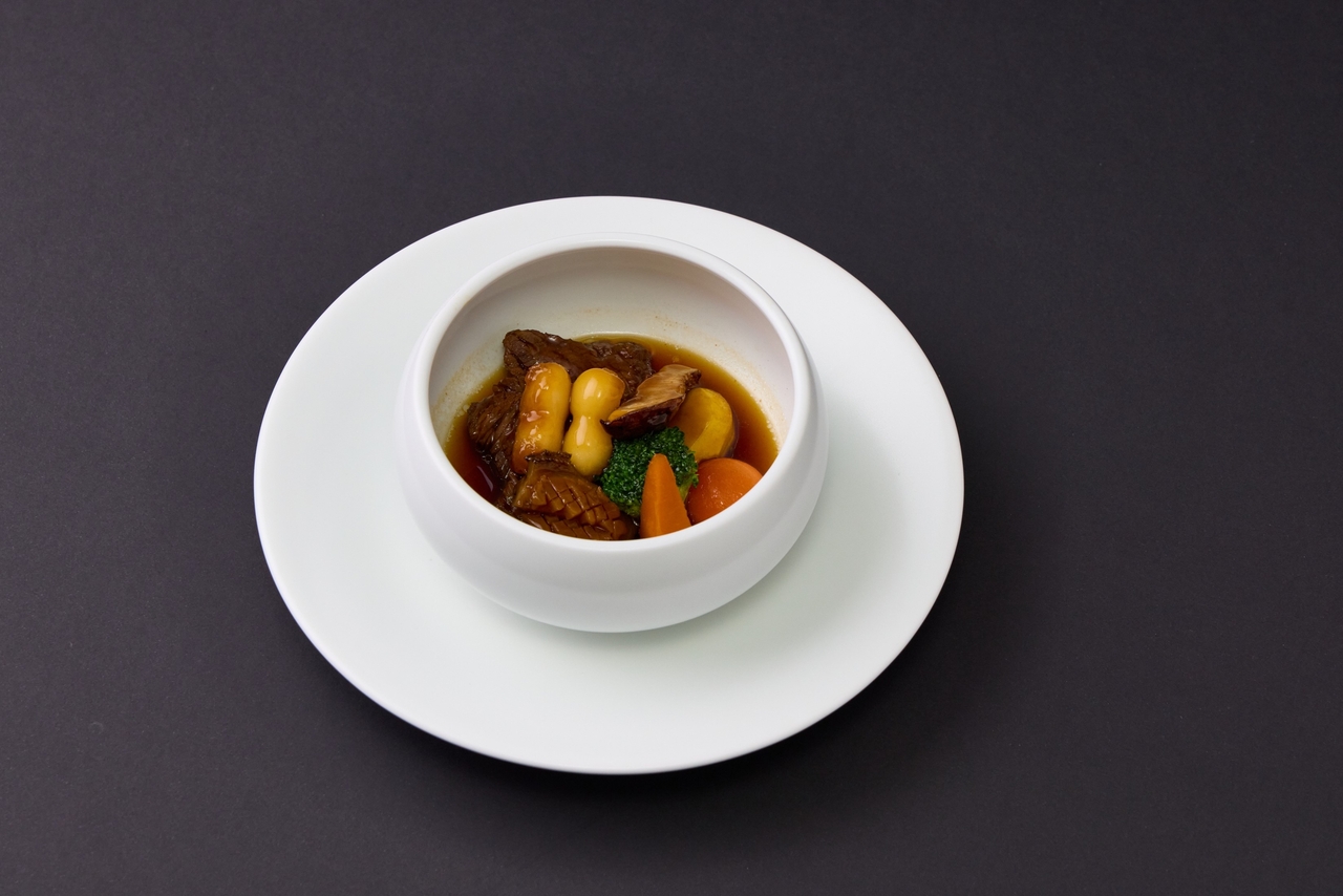 Galbijjim, or braised short ribs, made with Cheonnyeon (Millennium) Hanwoo, Gyeongju’s premium beef brand, accompanied by abalone from the Wando region and joraengyi-tteok, gourd-shaped rice cake dumplings (Presidential Office)