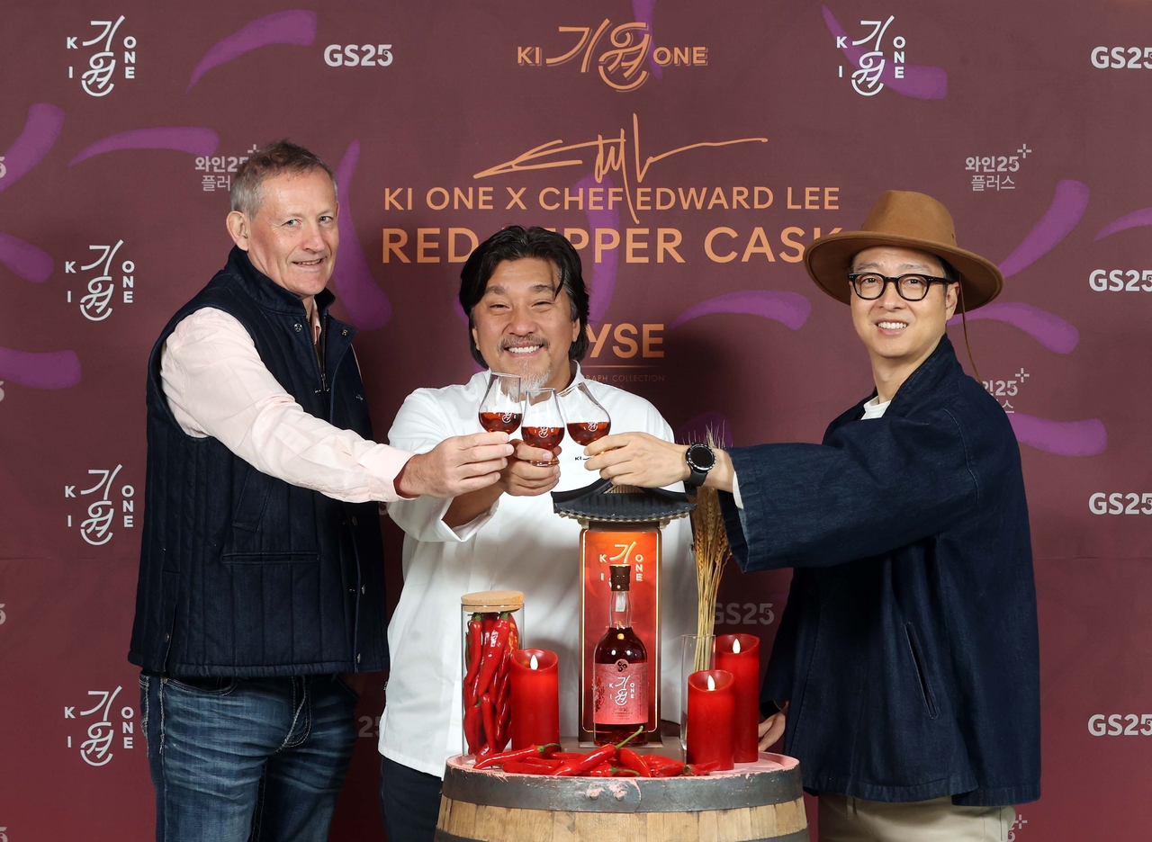 From left: Andrew Shand, master distiller at Ki One, Chef Edward Lee and Ki One CEO Bryan Do pose for a photo at the launch of the world’s first whisky matured in red pepper casks in Seoul on Tuesday. (Ki One)