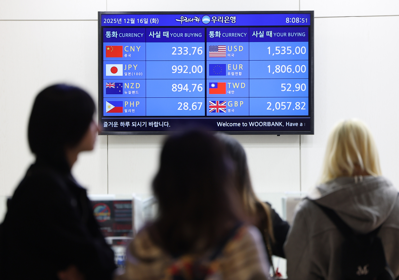 A screen at a currency exchange counter at Incheon Airport shows the won’s exchange rate against major currencies on Tuesday. (Yonhap)