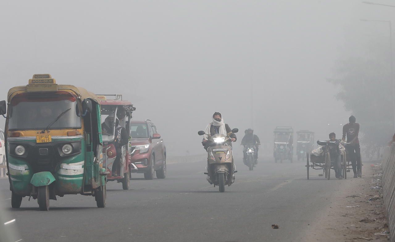 Vehicles move on a road amid heavy smog near New Delhi, Monday. (EPA-Yonhap)