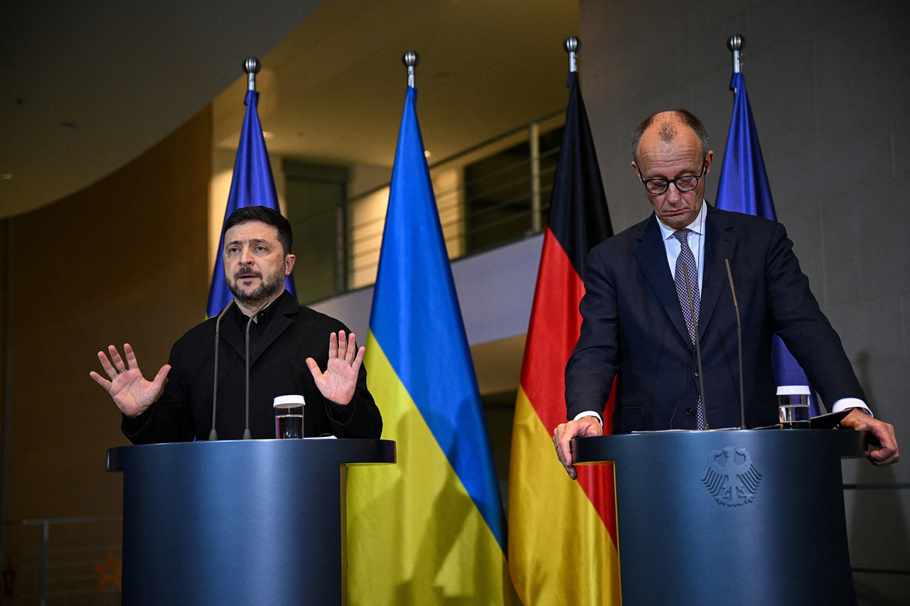 German Chancellor Friedrich Merz (right) and Ukrainian President Volodymyr Zelenskyy attend a press conference at the Chancellery in Berlin, Monday. (Reuters-Yonhap)