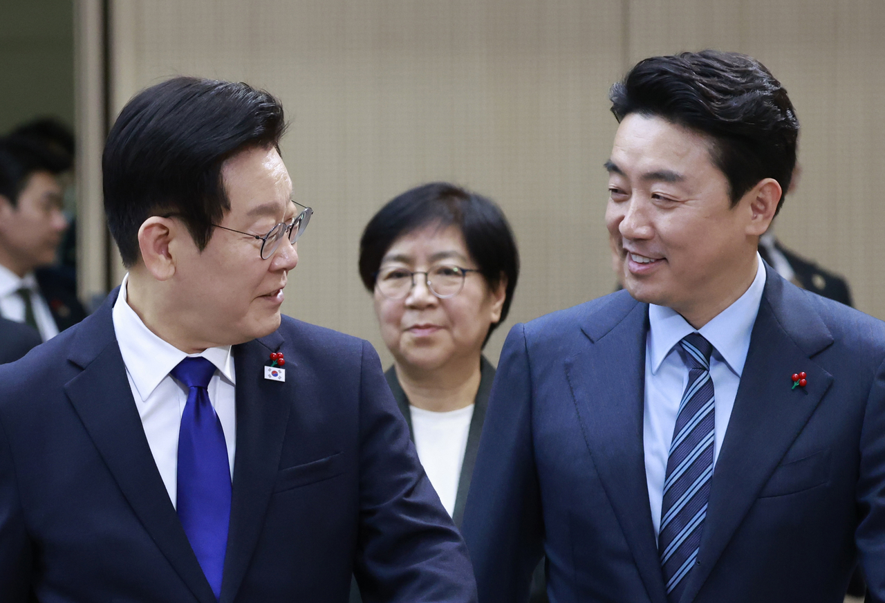 President Lee Jae Myung (left), Health Minister Jeong Eun-kyeong (center, back) and his chief of staff Kang Hoon-sik (right) are seen during the year-end policy briefing to the president in Sejong on Tuesday. (Pool photo via Yonhap)