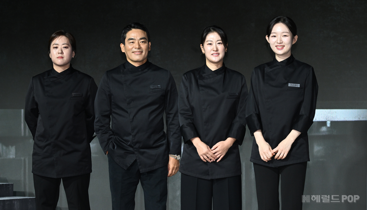 [헤럴드POP=윤병찬 기자] 넷플릭스 요리 경연 프로그램 ‘흑백요리사 2’ 제작발표회가 17일 오전 서울 JW메리어트 동대문에서 열렸다. 이자리에는 손종원, 정호영, 선재스님, 후덕죽, 프렌치 파파, 중식마녀, 술빚는 윤주모, 아기맹주 김학민, 김은지 감독이 참석했다.