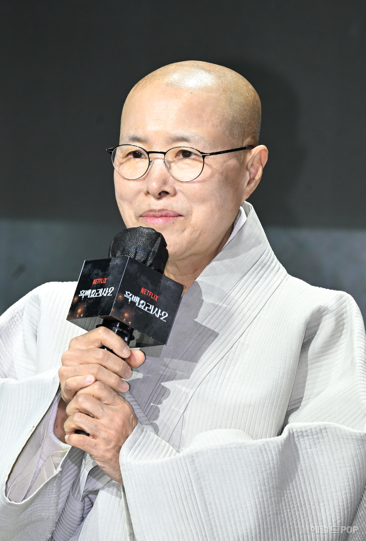 [헤럴드POP=윤병찬 기자] 넷플릭스 요리 경연 프로그램 ‘흑백요리사 2’ 제작발표회가 17일 오전 서울 JW메리어트 동대문에서 열렸다. 이자리에는 손종원, 정호영, 선재스님, 후덕죽, 프렌치 파파, 중식마녀, 술빚는 윤주모, 아기맹주 김학민, 김은지 감독이 참석했다.