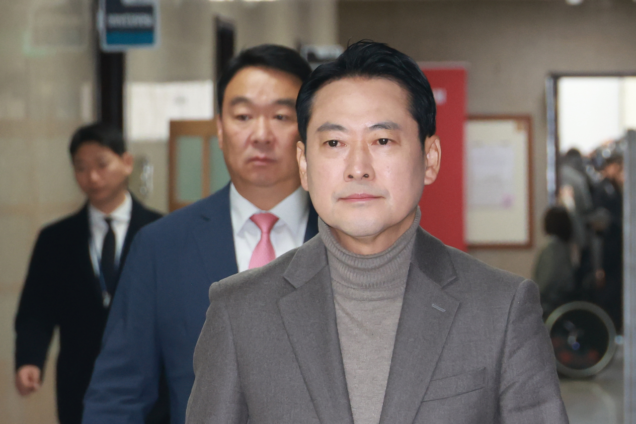 Rep. Jang Dong-hyeok (front), chair of the People Power Party, walks through a hallway at the National Assembly in Yeouido, Seoul, Tuesday. (Newsis)