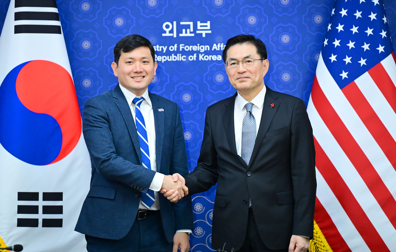 Jeong Yeon-doo (right), vice minister for diplomatic strategy and intelligence at South Korea's Foreign Ministry, poses with acting U.S. Ambassador to South Korea Kevin Kim ahead of their meeting on North Korea policy, at the ministry building in Seoul on Tuesday. (Foreign Ministry)
