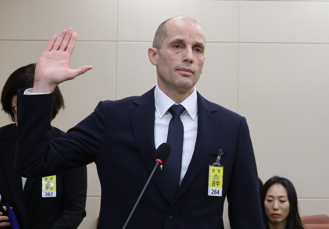 한국어를 전혀 못하십니다” 쿠팡 대표이사 청문회서 영어로 선서…“통역 잘 되고 있나요?” - 헤럴드경제