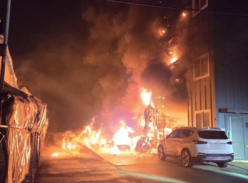 The scene of a building fire in Gwangmyeong, Gyeonggi Province, Tuesday. (Gyeonggi Fire and Disaster Headquarters via Yonhap)