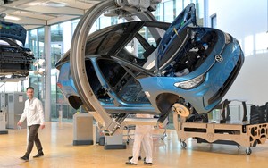 VW stops production at German site for first time
