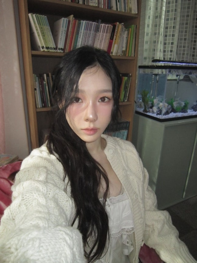 少女時代テヨン、森の妖精のようなビジュアルを披露…白のワンピースで