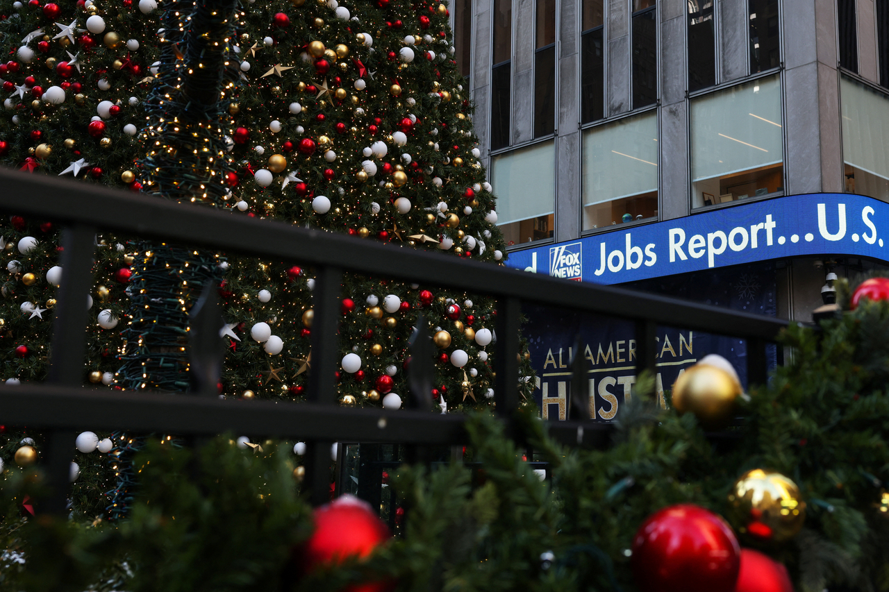 The electronic news ticker of Fox News reads at the News Corp. Building in the Midtown area of New York City on Tuesday   Reuters-Yonhap