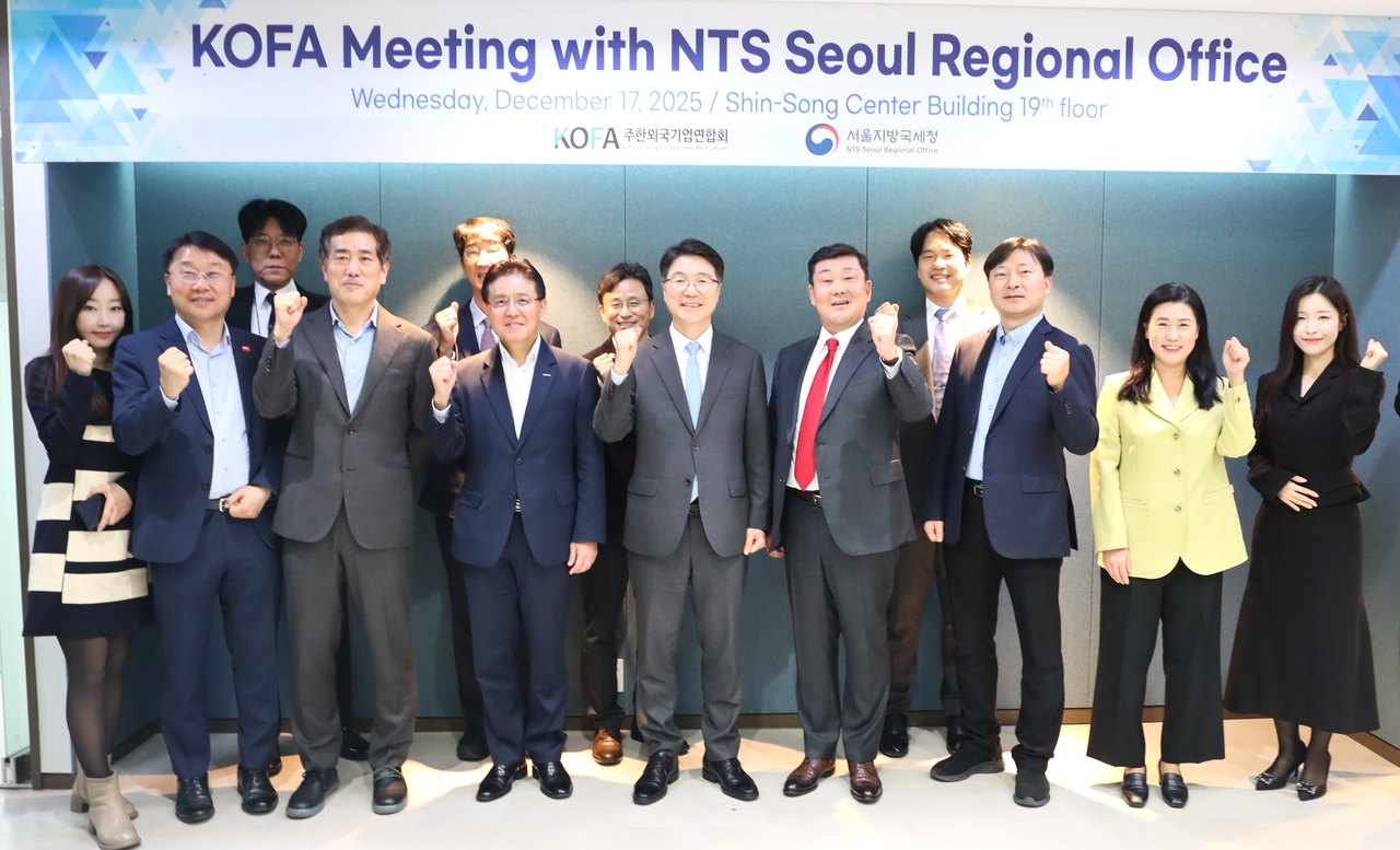 National Tax Service's Seoul Regional Office  Commissioner Kim Jae-woong (front row, fifth from left) poses for picture with leaders of foreign-invested companies during a roundtable meeting held in Seoul on Wednesday. (National Tax Service)