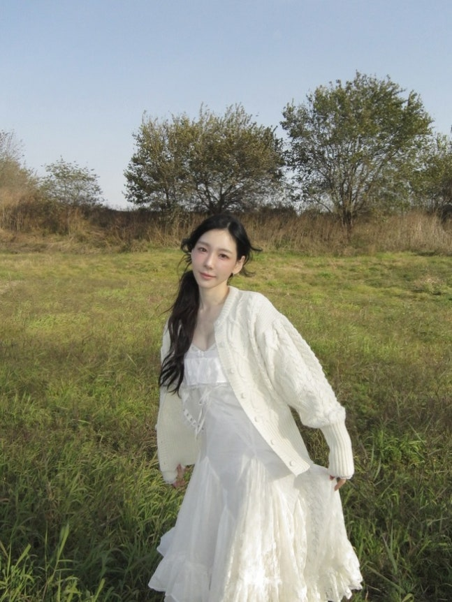 少女時代テヨン、森の妖精のようなビジュアルを披露…白のワンピースで