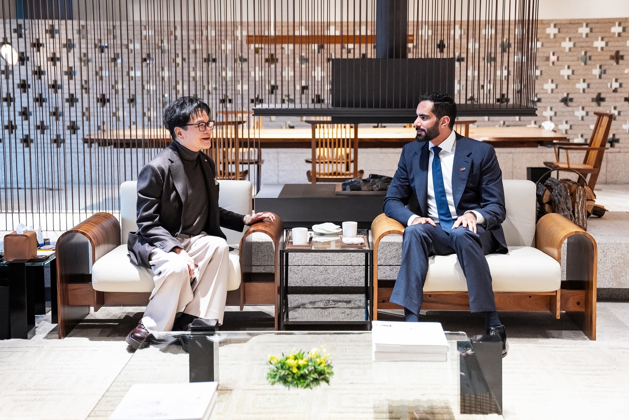CJ Group Chair Lee Jay-hyun (left) and UAE Culture Minister Salem bin Khalid al Qassimi talk at CJ Humanville, the group’s talent and leadership development center in central Seoul, on Tuesday. (CJ Corporation)