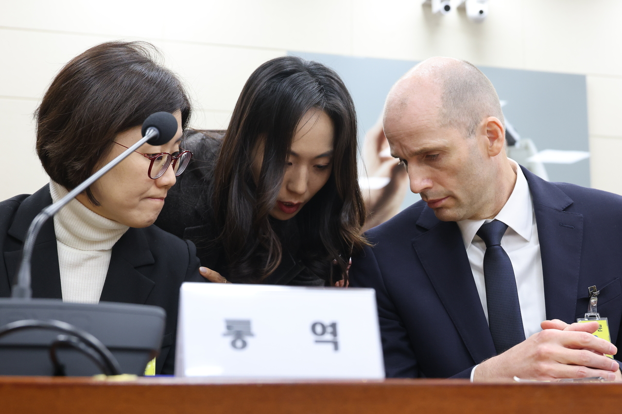 한국어를 전혀 못하십니다” 쿠팡 대표이사 청문회서 영어로 선서…“통역 잘 되고 있나요?” - 헤럴드경제