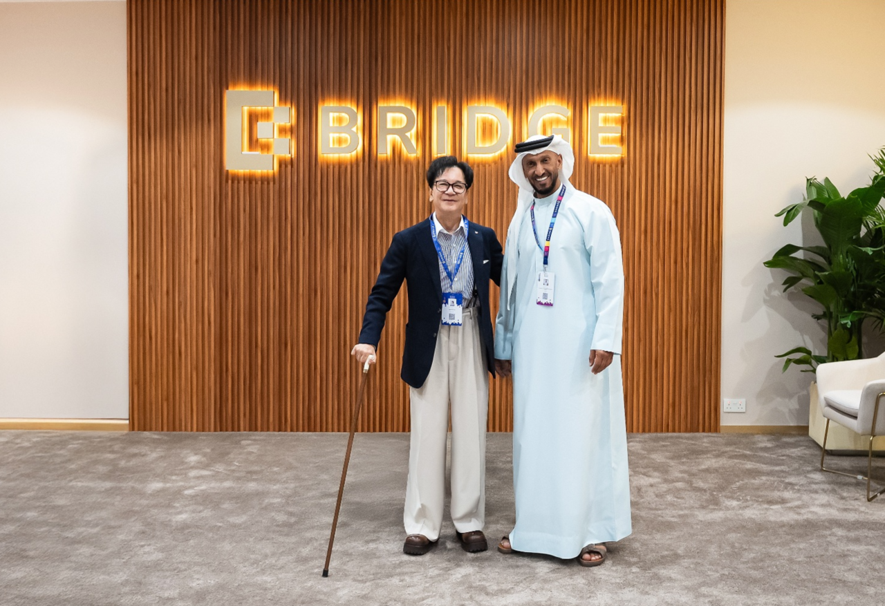 CJ Group Chair Lee Jay-hyun (left) and UAE National Media Office Chair Abdullah al Hamed pose for a photo during a meeting in Abu Dhabi, United Arab Emirates. (CJ Corporation)