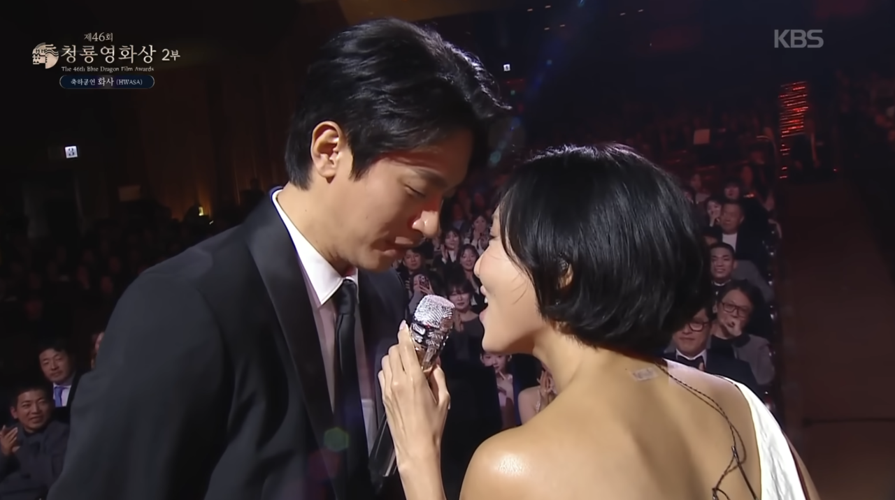 Singer Hwasa (right) and Park Jeong-min perform during the 46th Blue Dragon Film Awards ceremony at KBS Hall, Seoul, Nov. 19. (Screen capture from KBS broadcast)