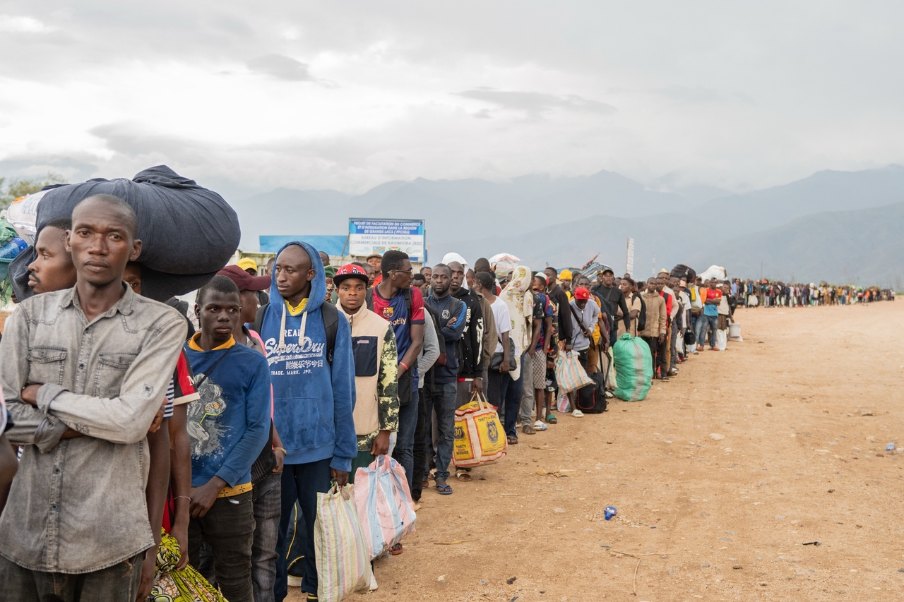 Burundian citizens who work in Uvira, Congo, cross the border into Burundi, Sunday. (AP-Yonhap)