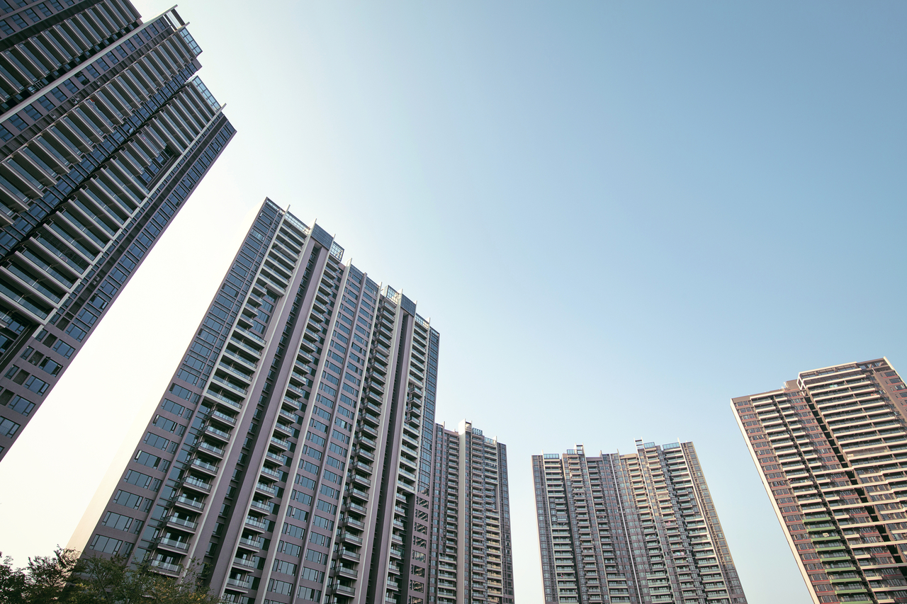An image of a high-rise apartment complex. While unrelated to this case, the murder featured in this episode took place in a similar building — on the 14th floor of a 15-story tower. (123rf)