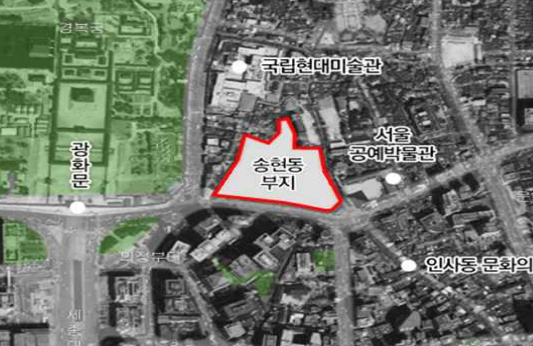 The area outlined in red shows Songhyeon Green Plaza, the 37,000-square-meter space in Songhyeon-dong, central Seoul, alongside Gyeongbokgung, which is shaded in green. (Culture Ministry)