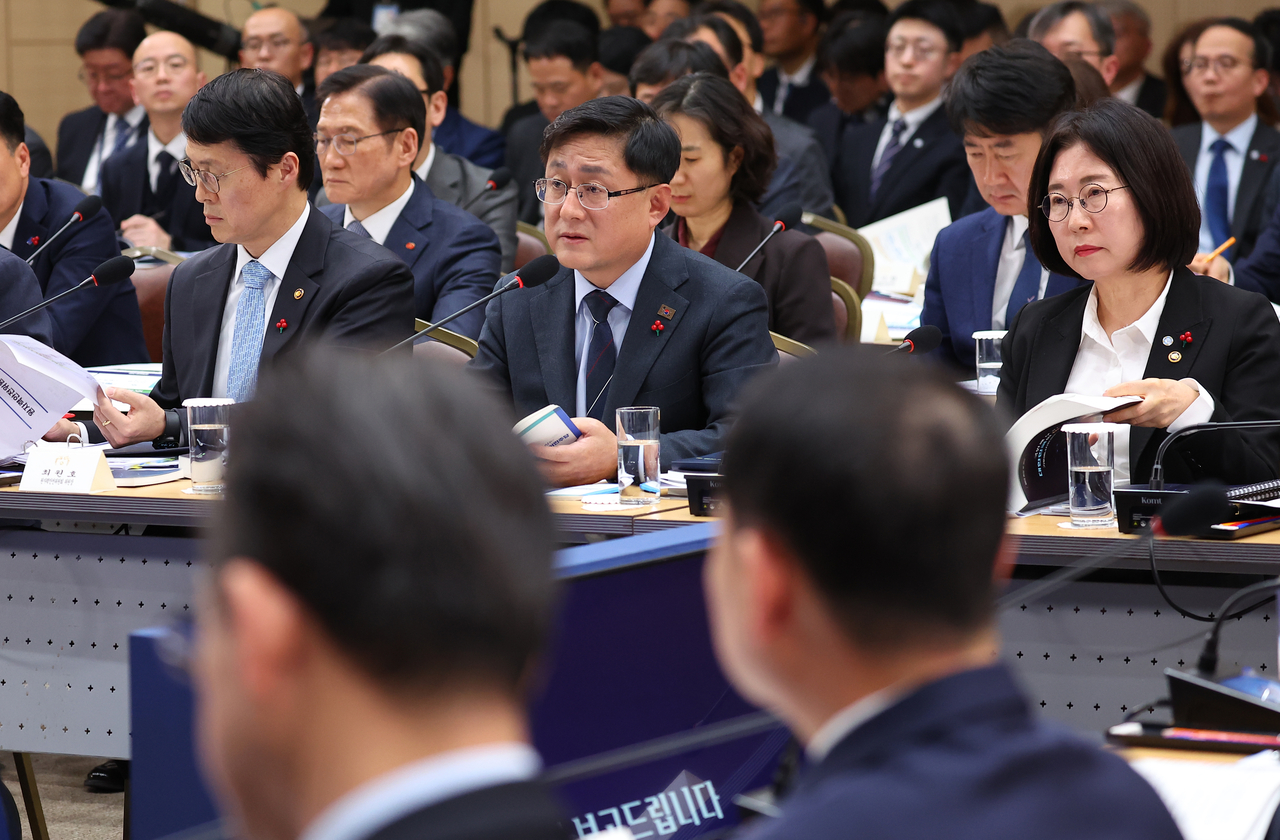 Environment Minister Kim Sung-whan (center) speaks during a year-end briefing to President Lee Jae Myung on Wednesday at Government Complex Sejong. (Yonhap)
