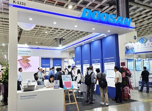 지난 10월 대만 타이베이에서 열린 ‘TPCA 2025’에 참가한 ㈜두산 부스 전경. 이는 전자회로기판(PCB) 및 회로설계, 반도체패키징 등과 관련된 전시회로, ㈜두산은 하이엔드 동박적층판(CCL) 제품 전 라인업을 선보였다. [두산 홈페이지 갈무리]