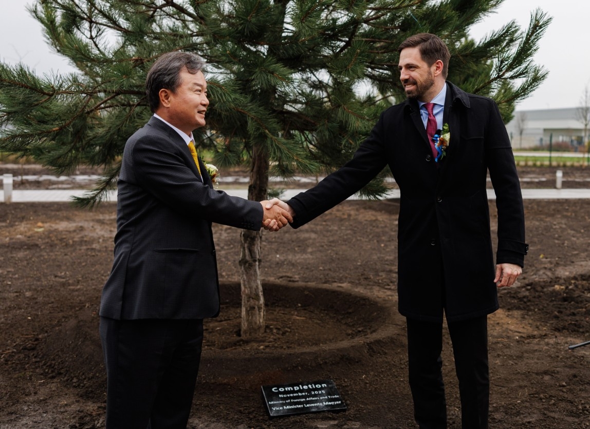 EcoPro founder Lee Dong-chae (left) and Hungary’s Deputy Foreign Minister Levente Magyar plant a commemorative tree before the opening ceremony of EcoPro’s Hungary plant in Debrecen on Nov. 28. (EcoPro)