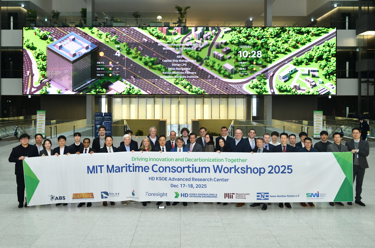 Members of the MIT Maritime Consortium pose for a photo at HD Hyundai’s Global R&D Center in Seongnam, Gyeonggi Province, Wednesday. (HD Korea Shipbuilding & Offshore Engineering)