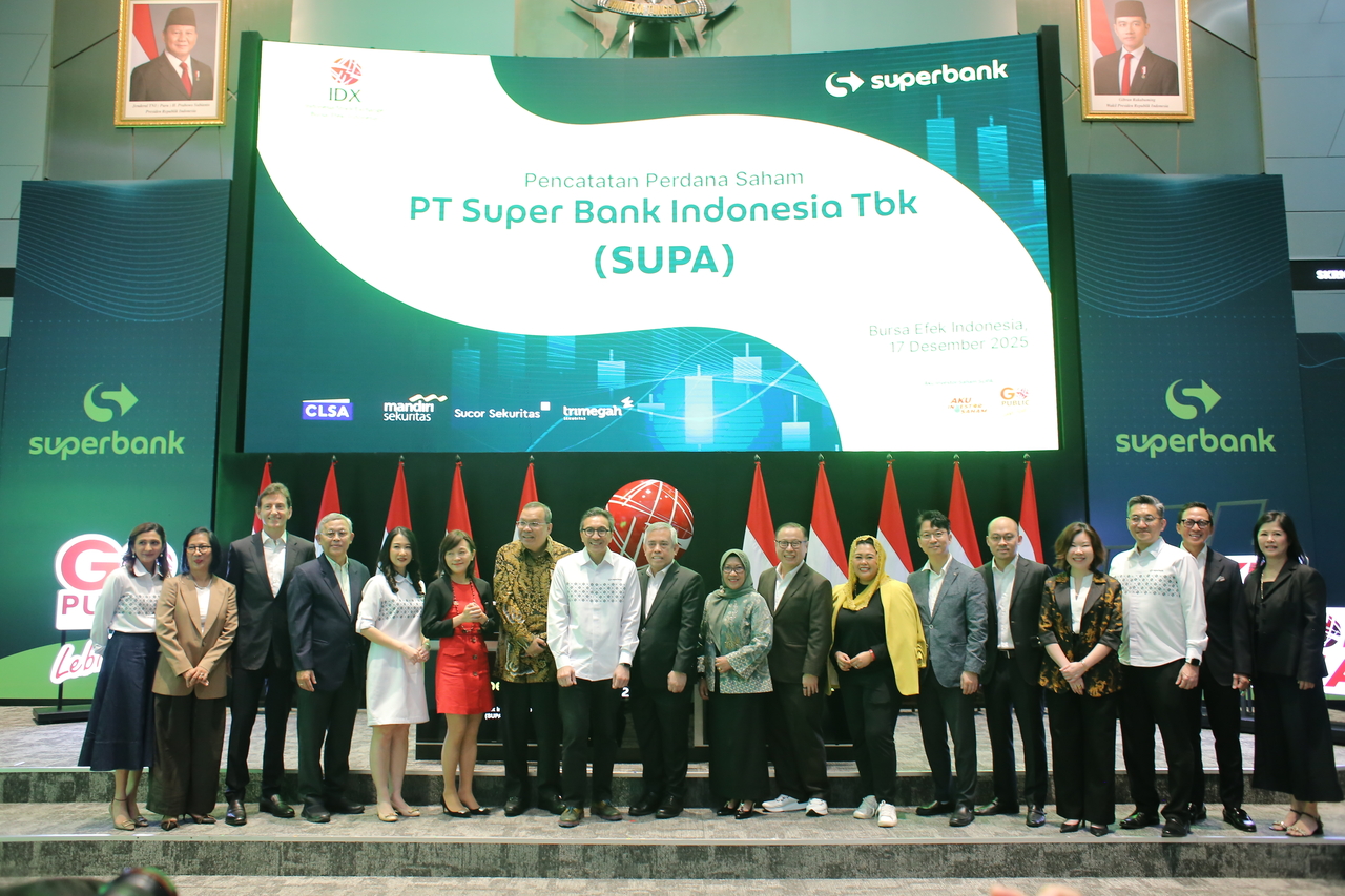 Superbank CEO Tigor Marsahala Siahaan (eighth from left) and officials from Kakao Bank and Superbank pose for a photo during the listing ceremony at the Indonesia Stock Exchange in Jakarta, Indonesia, Wednesday. (Kakao Bank)