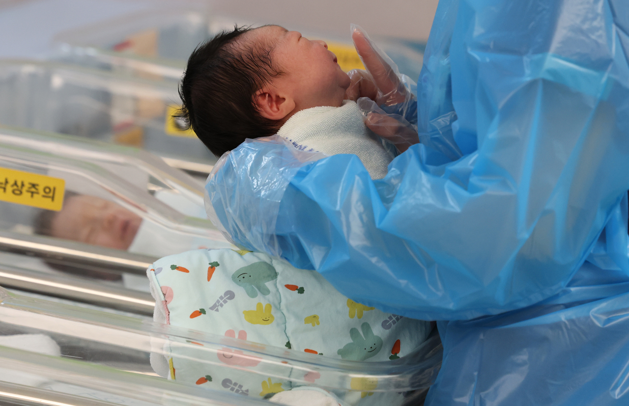 A newborn baby is cared for by a nurse at the CHA Ilsan Medical Center in Goyang, Gyeonggi Province, Nov. 26. (Yonhap)