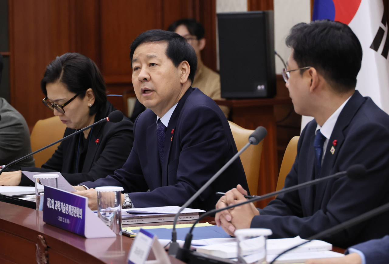 Finance Minister Koo Yun-cheol (C) speaks during a meeting on financial markets in Seoul on Thursday. (Yonhap