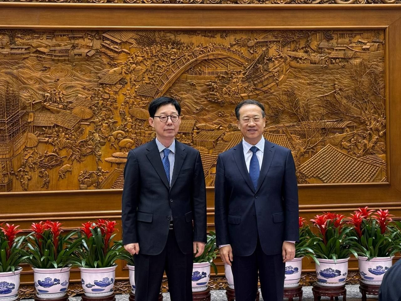 First Vice Foreign Minister Park Yoon-joo (left) poses with Chinese Executive Vice Foreign Minister Ma Zhaoxu during their strategic dialogue in Beijing on Thursday. (Republic of Korea Ministry of Foreign Affairs)