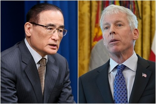 This composite photo, created using a photo released by the Associated Press, shows National Security Adviser Wi Sung-lac (L) and US Secretary of Energy Chris Wright. (Yonhap)