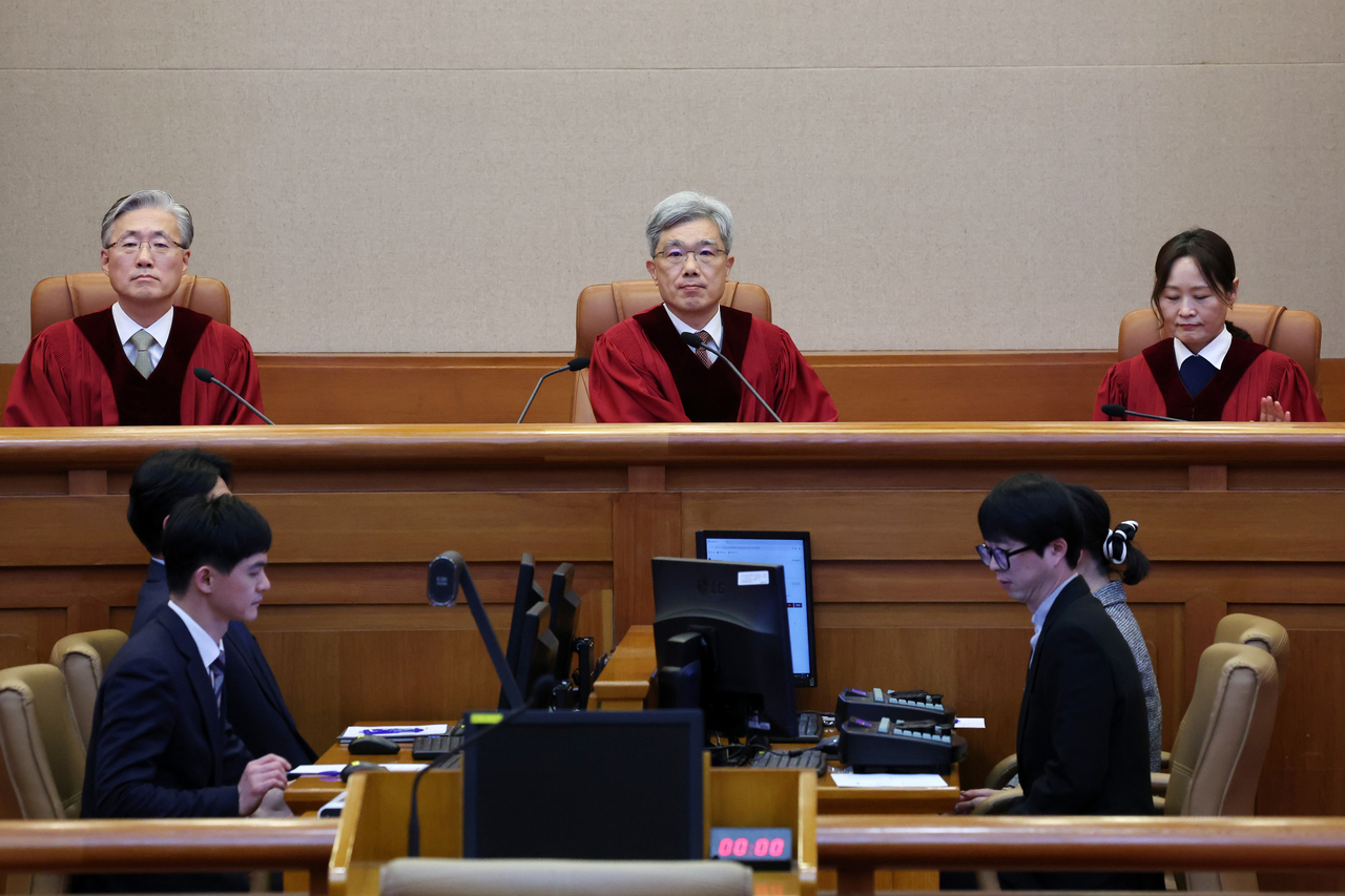 Constitutional Court justices rule on Police Agency Commissioner General Cho Ji-ho's impeachment trial on Wednesday. (Newsis)