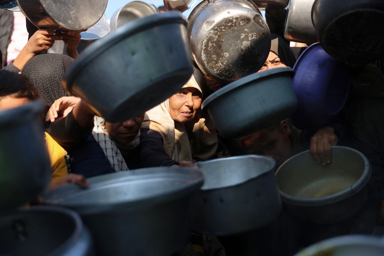 Displaced Palestinians gather to receive donated food portions in Khan Younis, Gaza Strip, Wednesday. (AFP-Yonhap)