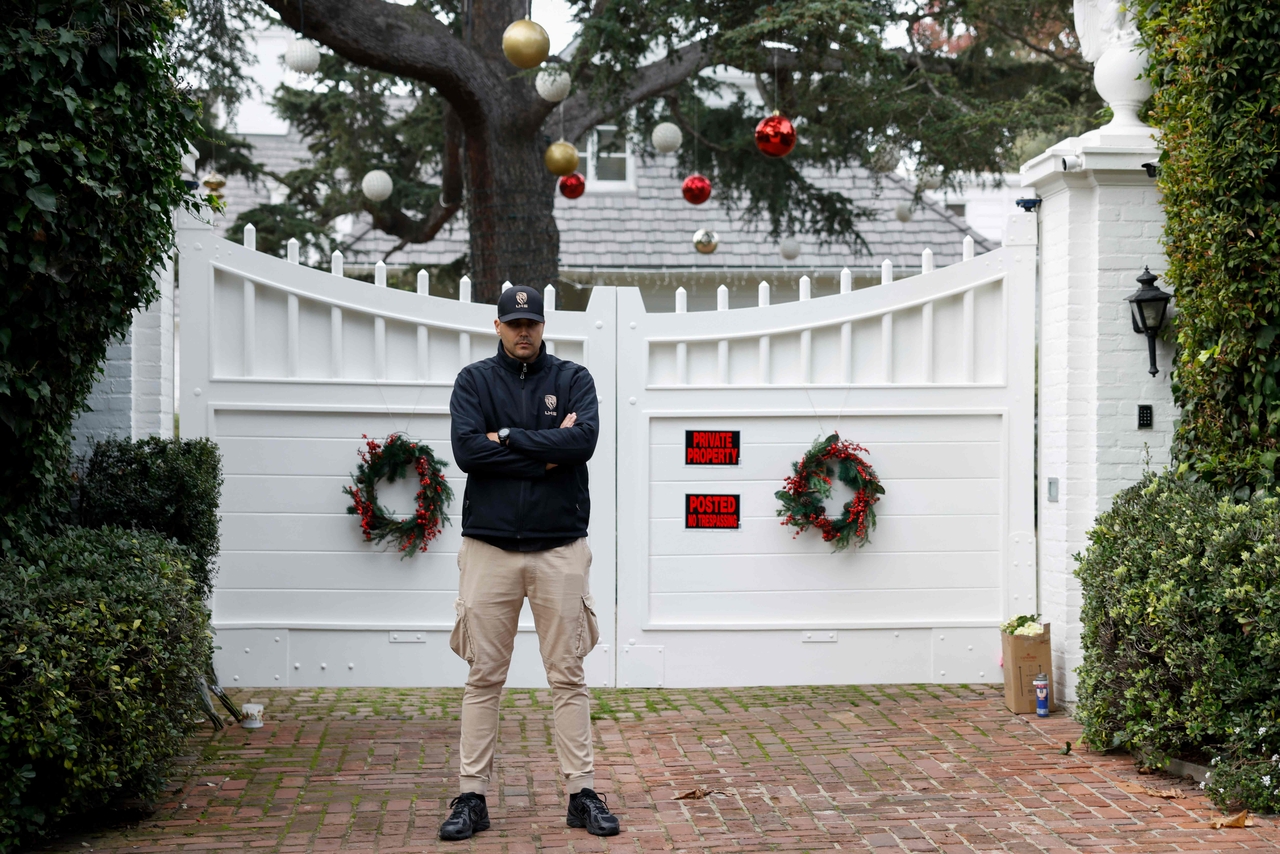 A security guard stands outside US actor and director Rob Reiner's mansion in the Brentwood neighborhood of Los Angeles, Wednesday. (AFP-Yonhap)