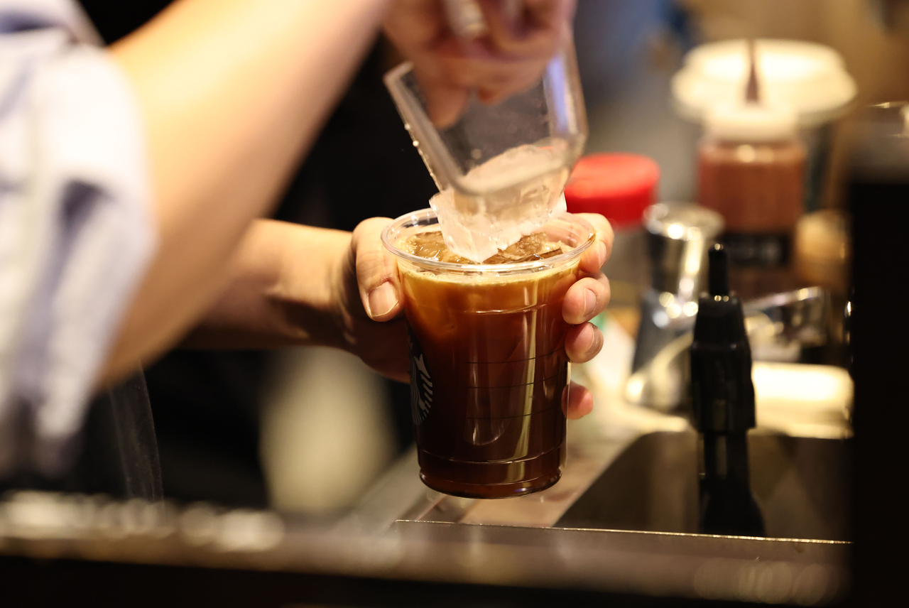 Coffee is served in a single-use plastic cup at a cafe in Seoul on Thursday. South Korea plans to unveil a comprehensive anti-plastic policy next week, which will include measures to ban the free provision of disposable plastic cups and require customers to purchase them instead, government officials said Wednesday. (Yonhap)
