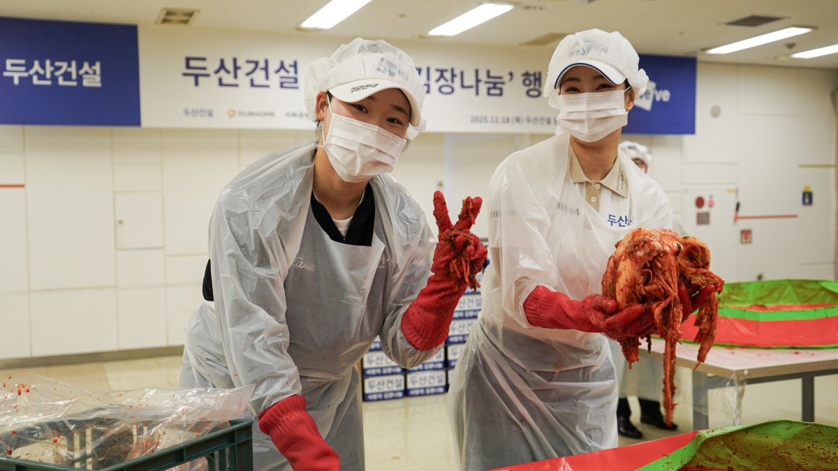 ‘사랑의 김장 나눔’ 행사에서 직접 배추를 버무리고 있는 김민솔·유현주 프로