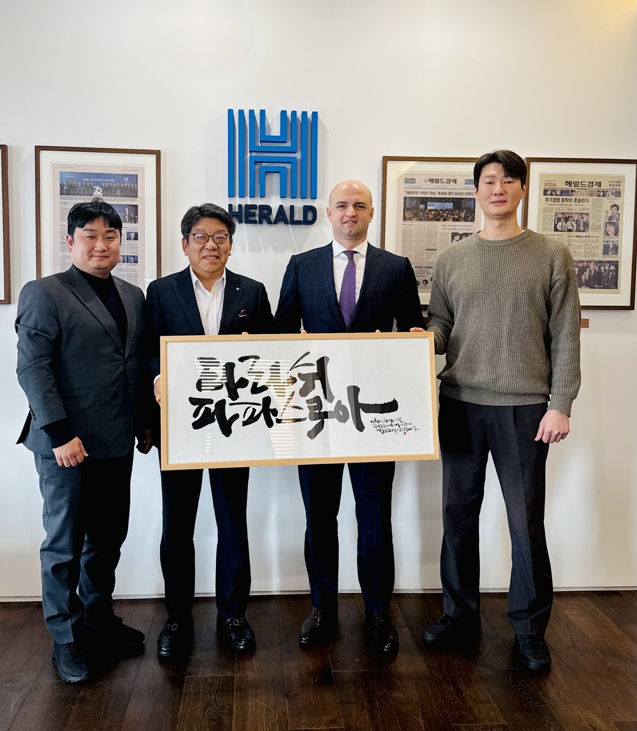 Choi Jin-young (second from left), CEO of Herald Media Group, and Outgoing Georgian Ambassador to South Korea Tarash Papaskua  (third from left), Georgian Ambassador to Korea, pose for a photo at the Herald Square Herald Corp. headquarters in central Seoul, Wednesday. (Sanjay Kumar/The Korea Herald)