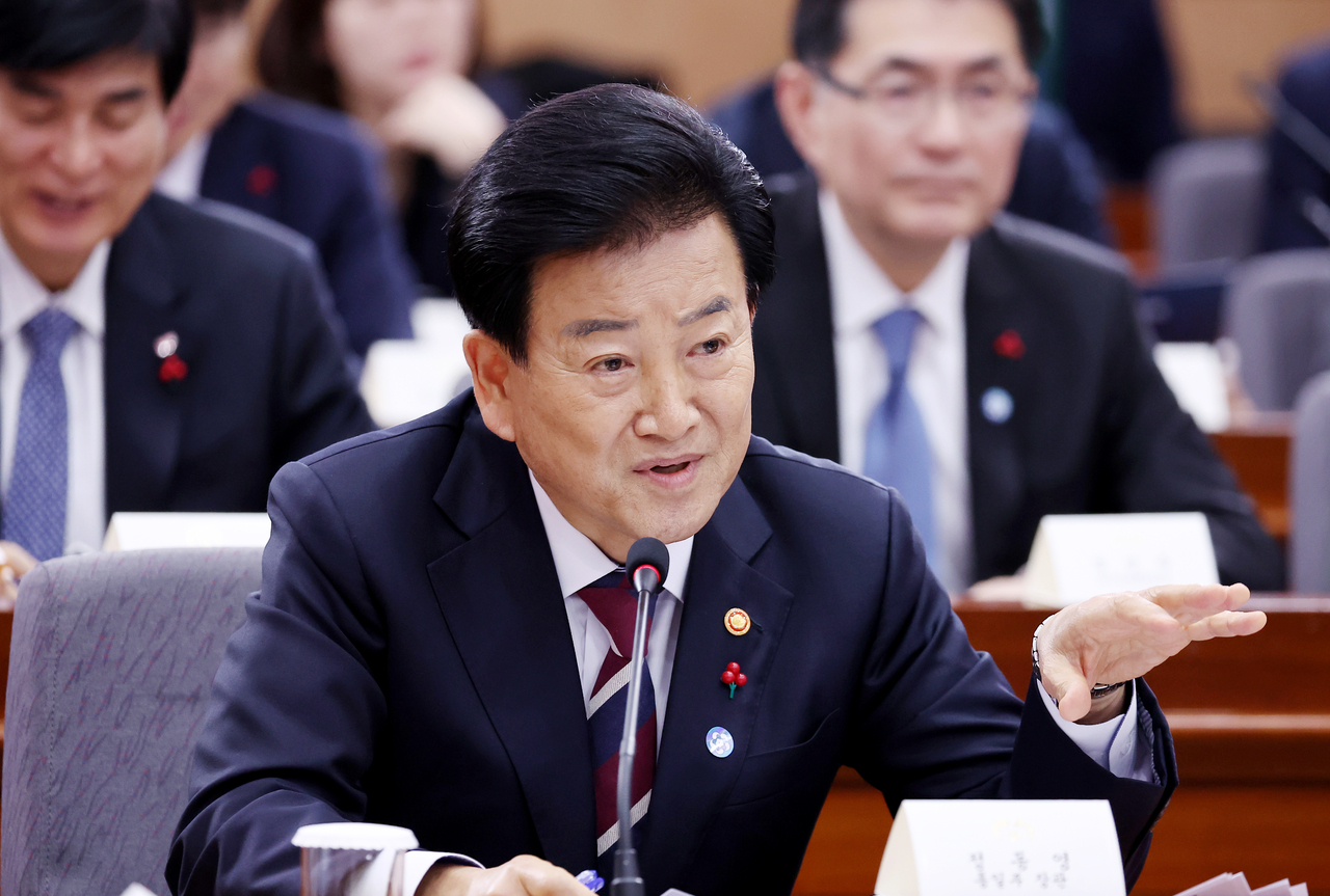 Unification Minister Chung Dong-young speaks durng a policy briefing to President Lee jae Myung in Seoul on Friday. (Yonhap)