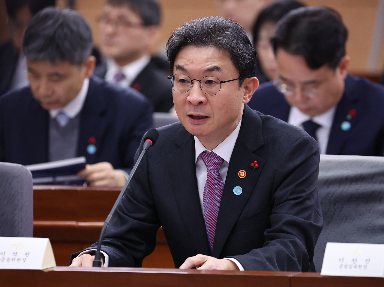 Financial Services Commission Chairman Lee Eog-weon speaks at a policy briefing held at the Government Complex Seoul, Friday. (Yonhap)