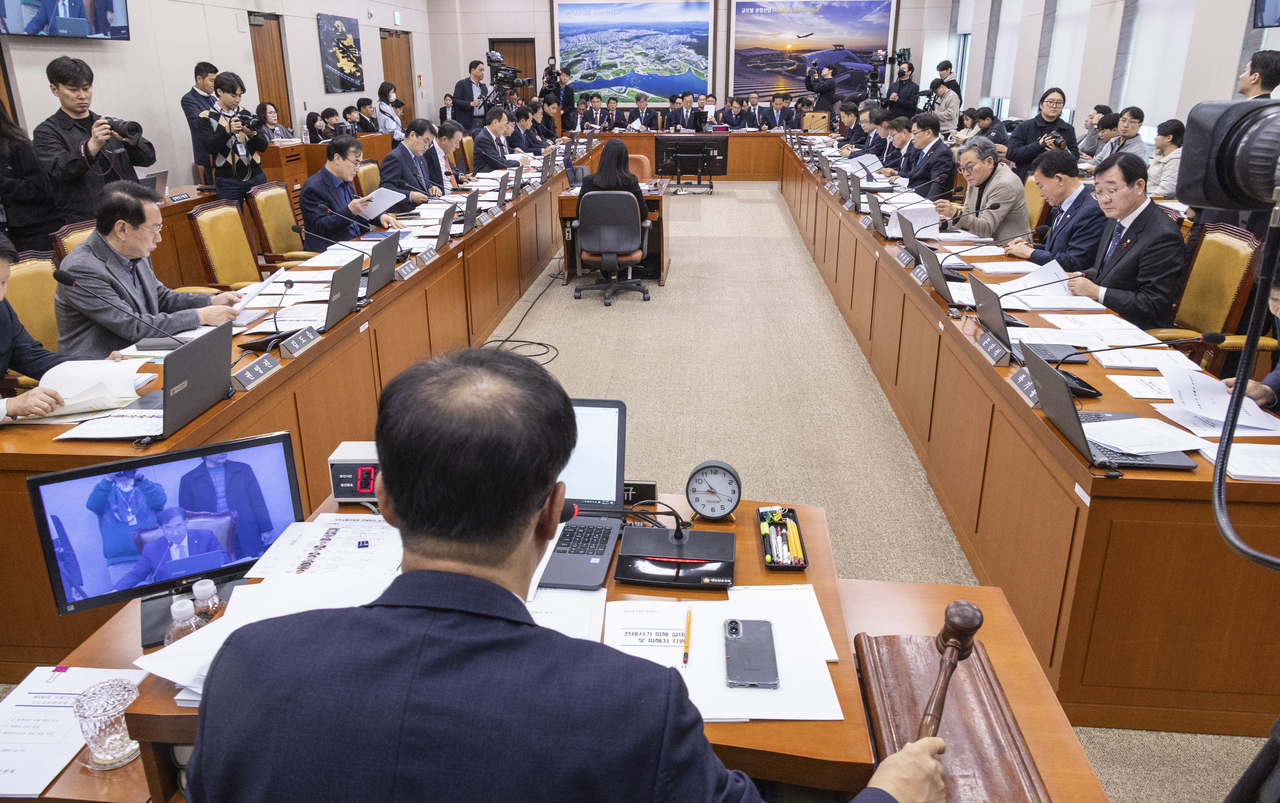 17일 국회 국토교통위원회 전체 회의에서 맹성규 위원장과 여야 의원들이 개인형 이동장치의 안전 및 관리에 관한 법률안 등 상정 법안을 처리하고 있다. [연합]
